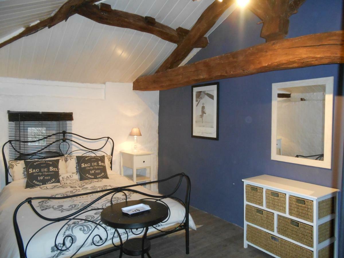 Chat Noir Gite Et Chambre D'Hotes Genouille  Exteriör bild